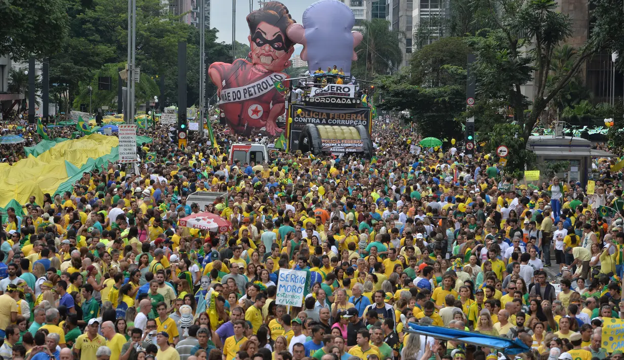 Ribuan warga menggelar unjuk rasa menuntut pengunduran diri Presiden Dilma Rousseff di Sao Paulo, Brasil, Minggu (13/3). Para pengunjuk rasa menuduh Rousseff tidak mampu mengelola ekonomi dan terlibat dalam skandal korupsi besar. (NELSON Almeida/AFP)