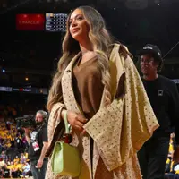 Beyonce pakai coat Burberry saat nonton final NBA  (Foto: Dok. Burberry)