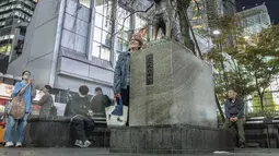 Di tengah hiruk pikuk di luar salah satu stasiun kereta api utama Tokyo, berdiri patung seekor anjing yang kisah kesetiaannya telah menjadikannya  maskot yang dicintai selama beberapa generasi. (Richard A. Brooks / AFP)