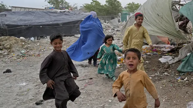 Taliban Perintahkan Perempuan Afghanistan Pakai Burqa di Ruang Publik