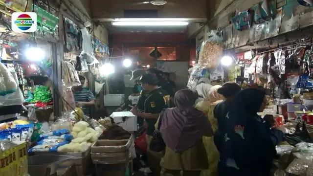 Petugas menemukan kandungan formalin dan pewarna tekstil pada makanan yang dijual di Pasar Grogol, Jakarta Barat.