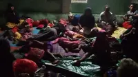Ratusan warga Kelurahan Wuring tidur di halaman terbuka Madrasah Ibtidaiyah Negeri 1 Nangahure. (Lipuatan6.com/ Dionisius Wilibardus)