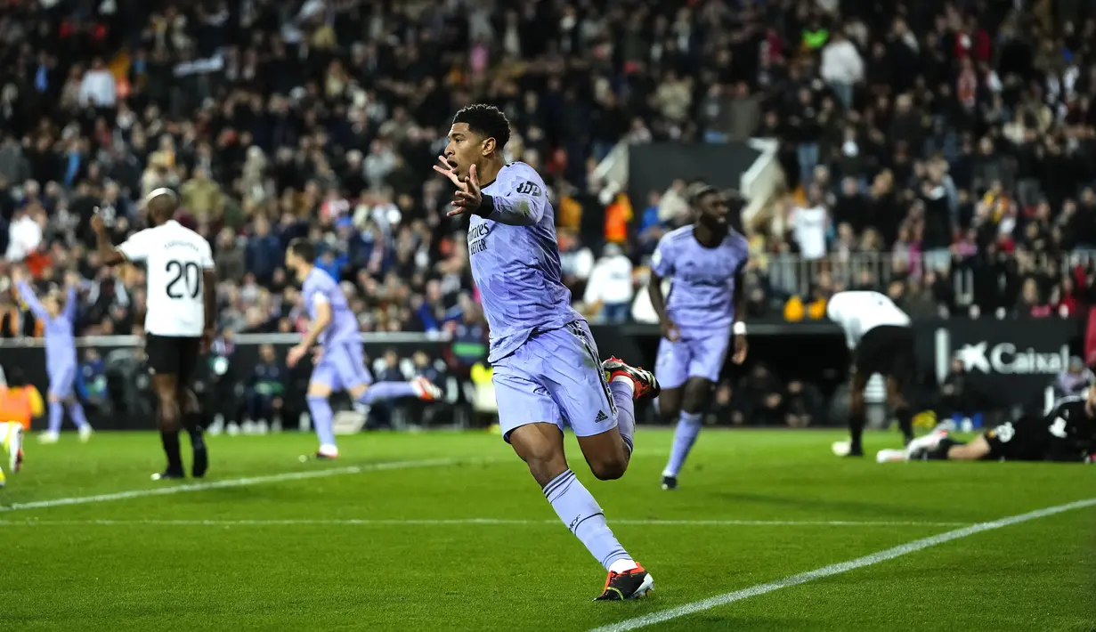 Namun gol itu tidak berlaku untuk Madrid. Wasit Gil sudah meniup peluit akhir saat bola berada di udara sebelum sampai ke kepala Bellingham. (AP Photo/Jose Breton)