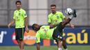 Para pemain Brasil lainnya juga tampak berlatih seperti Douglas Costa jelang laga penyisihan Piala Dunia 2018 melawan Argentina di Sao Paulo, Brasil, Selasa (10/11/2015). (AFP Photo/Nelson Almeida)