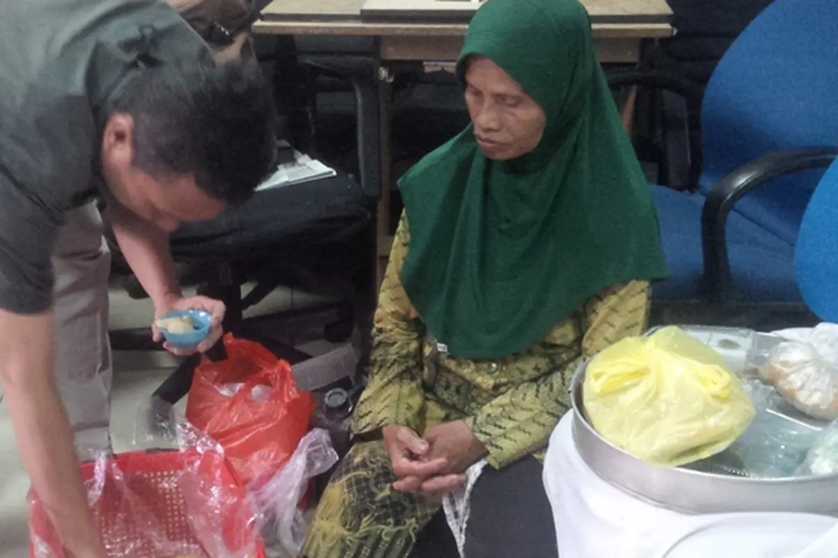 Bik Sum, Penjual Keliling yang Berjuang Kuliahkan 6 Anaknya