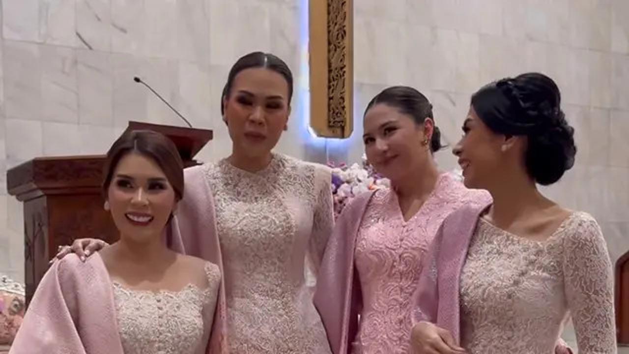 Pesona Jessica Mila Tampil Serba Pink Padukan Kebaya Pink dengan Songket Batak saat Pembaptisan Putrinya
