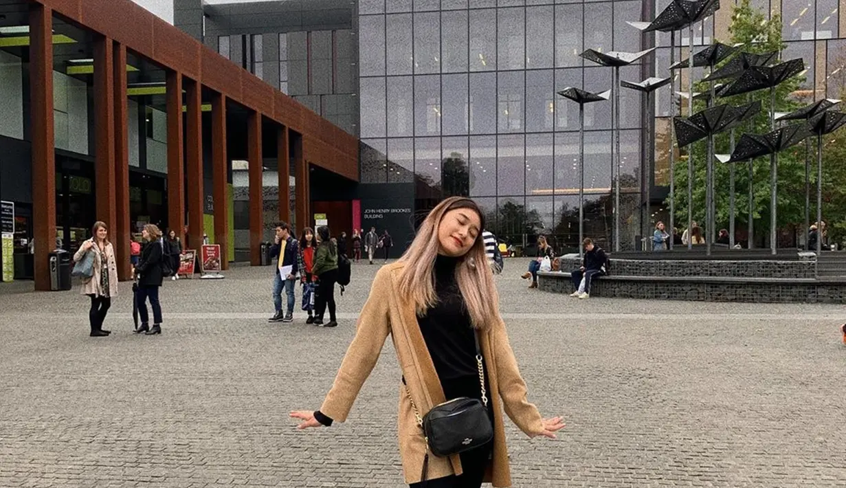 Sebelumnya Parto Patrio sebagai bapak saja tidak mengetahui bakat sang anak dalam dunia tarik suara. Selain itu, remaja yang memiliki paras cantik layaknya artis korea ini juga mempunyai hobi jalan-jalan.   (Liputan6.com/IG/@amandacaesaa)