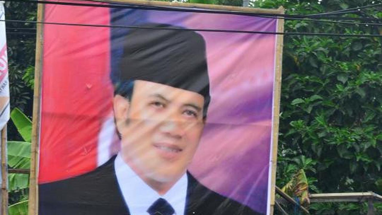 Baliho besar bertulis 'Rhoma For Presiden' 