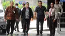 Bupati Bengkulu Selatan Dirwan Mahmud saat tiba di gedung KPK usai terjaring Orasi Tangkap Tangan (OTT), Jakarta (15/5). Dirwan terjaring OTT di rumah pribadinya pada Selasa malam (15/5/18). (Merdeka.com/Dwi Narwoko)