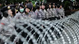 Sejumlah polisi wanita (Polwan) berbaris di belakang kawat berduri yang terpasang di kawasan Jalan Merdeka Barat, Jumat (31/3). Para polwan dari Brimob Polda Metro Jaya tersebut dikerahkan dalam pengamanan aksi 31 Maret. (Liputan6.com/Faizal Fanani)