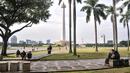 Warga saat berkunjung pada hari perdana uji coba pembukaan Monumen Nasional (Monas), Jakarta Pusat, Kamis (16/6/2022). Pemerintah Provinsi DKI Jakarta melakukan uji coba pembukaan kawasan wisata Monas secara bertahap dan terbatas denggan jam operasional dimulai pukul 06.00 hingga 16.00 WIB. (merdeka.com/Iqbal S Nugroho)