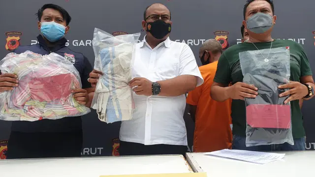 Kasatreskrim Polres Garut AKP Dede Sopandi menunjukan beberapa barang bukati yang dilakukan tersangka OS dalam aksi bejatnya terhadap MA, 9 tahun.