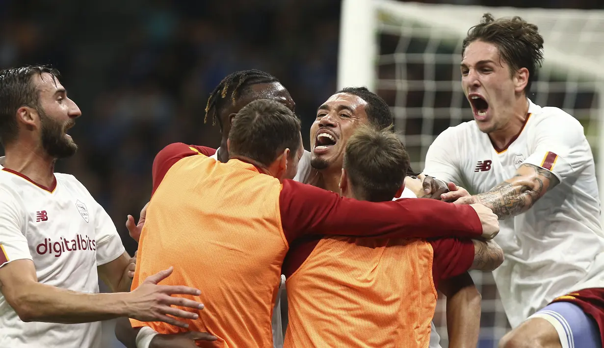 AS Roma sukses memetik kemenangan krusial di giornata kedelapan Serie A 2022/23. Bertamu ke markas Inter Milan, Il Lupi berhasil menang dengan skor 2-1. (Spada/LaPresse via AP)