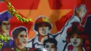 Warga mengendarai sepeda motor melewati spanduk yang menandai peringatan 75 tahun Hari Nasional Vietnam (1/9/2020). Peringatan 75 tahun Hari Nasional Vietnam jatuh pada tanggal 2 September 2020. (AFP Photo/Nhac Nguyen)