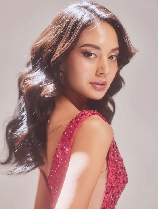 Wajahnya dirias sederhana, namun mampu menonjolkan beberapa fitur terbaiknya. Mata dengan winged-eyeliner dan bibir glossy. Foto: Instagram.