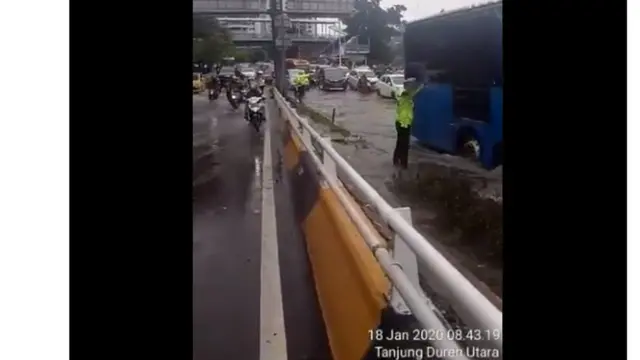 Genangan Air di Depan Mal Citraland Arah Grogol