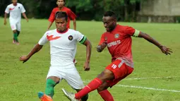 Gelandang timnas U-23 Indonesia, Manahati Lestusen (kiri) mencoba menghadang pergerakan pemain Martapura FC saat laga uji coba di National Youth Training Centre, Sawangan, Depok (4/1/2015). (Liputan6.com/Helmi Fithriansyah)