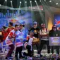 Para jawara Kratingdaeng Power Dance Final Battle berpose bersama Davin Thomas (Manager Marketing Kratingdaeng - keempat dari kiri) usai malam final yang dihelat di Jakarta, Sabtu (1/10/2014). (Liputan6.com/Helmi Fithriansyah) 