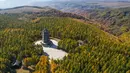 Foto dari udara yang diabadikan pada 27 September 2020 ini menunjukkan pemandangan musim gugur di Taman Hutan Nasional Saihanba di Chengde, Provinsi Hebei, China utara. (Xinhua/Liu Mancang)