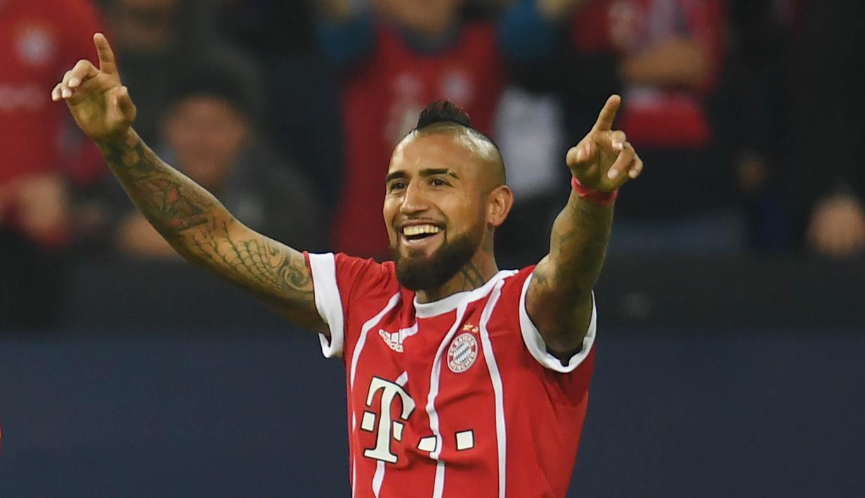 Gelandang Bayern Munchen, Arturo Vidal, melakukan selebrasi usai mencetak gol ke gawang Schalke pada laga Bundesliga, di Stadion Veltins, Selasa (20/9/2017). Bayern Munchen menang 3-0 atas Schalke. (AFP/Patrik Stollarz)