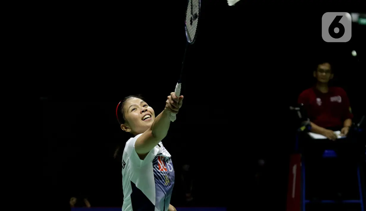 Pebulu tangkis ganda putri, Greysia Polii saat memainkan laga eksebisi saat acara perpisahan bertajuk "Greysia Polii: Testimonial Day" di di Istora Senayan Jakarta, Minggu (12/6/2022). Bersama Apriyani Rahayu, Greysia Polii mencetak sejarah dengan meraih emas di Olimpiade Tokyo 2020. (Liputan6.com/Helmi Fithriansyah)