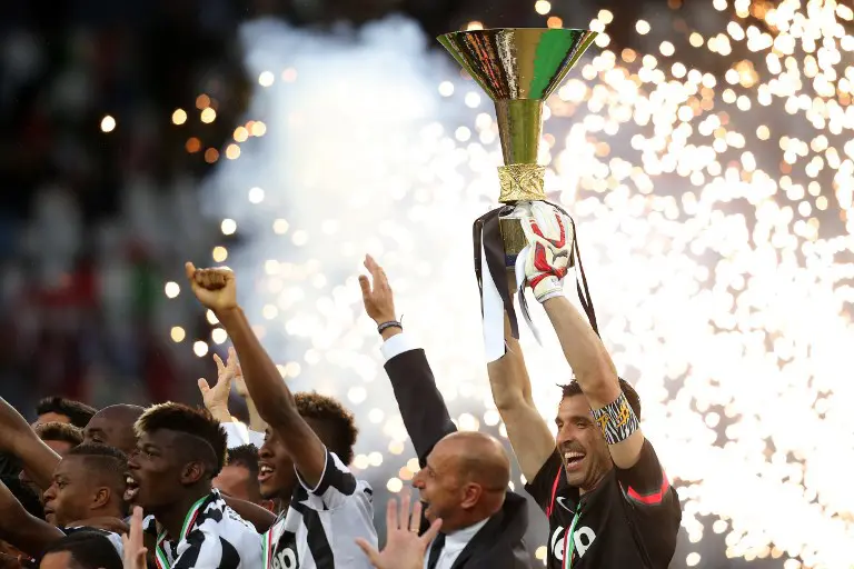 Kiper sekaligus kapten Gianluigi Buffon mengangkat scudetto bagi Juventus pada Serie A musim lalu. (AFP/ MARCO BERTORELLO)