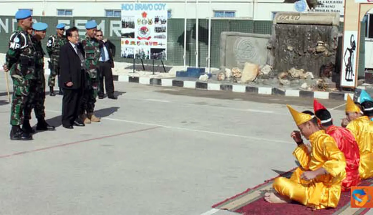 Citizen6, Lebanon: Dubes Republik Indonesia untuk Lebanon, Bapak Dimas Samodra Rum beserta rombongan di jamu dengan Tarian Indang yang disajikan oleh para Prajurit Kompi Bravo. (Pengirim: Badarudin)