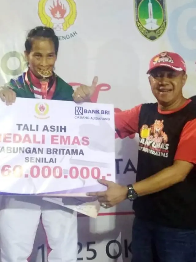 Atlet Banyumas peraih medali emas di Porprov Jateng 2018 diganjar bonus tabungan senilai Rp 60 juta. (Foto: Liputan6.com/Humas Pemkab BMS/ Muhamad Ridlo)