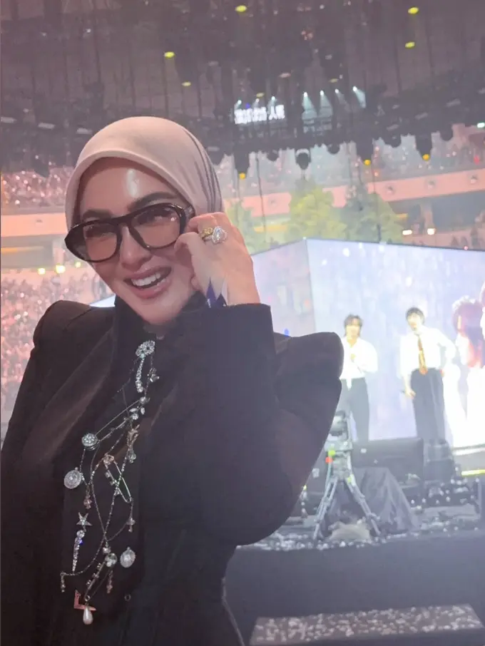 Syahrini Tampil Totalitas Saat Nonton Konser F4 di Jakarta