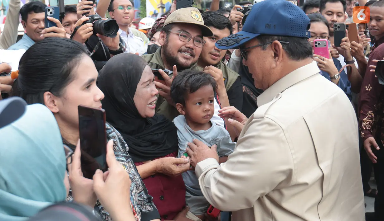 Presiden Prabowo Subianto menyapa warga yang berkumpul di sekitar Stasiun LRT Manggarai, Jakarta, Rabu (16/9/2026). Prabowo menghampiri masyarakat setelah menyelesaikan rangkaian peresmian LRT Jakarta rute Kelapa Gading-Manggarai. (KLY/Budy Santoso)