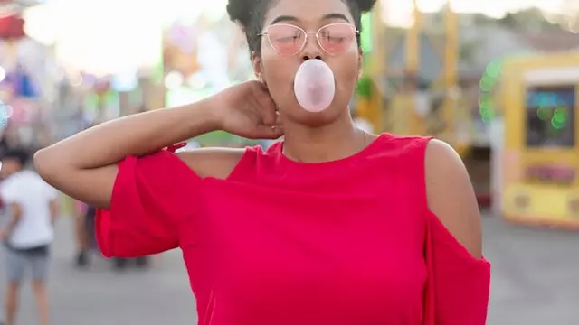 wanita mengunyah permen karet