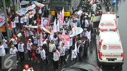 Para pendukung Cagub DKI Jakarta Ahok dan Djarot mengibarkan bendera saat berada di KPUD DKI Jakarta, Rabu, (21/9). Cagub DKI Jakarta Ahok-Djarot akan mendaftarkan diri ke KPU DKI. (Liputan6.com/Gempur M Surya)