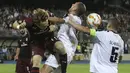 Pemain AC Milan, Alen Halilovic, duel udara dengan pemain F91 Dudelange, Clement Couturier, pada laga Liga Europa di StadionJosy Bathel, Letzebuerg, Kamis (20/9/2018). AC Milan menang 1-0 atas F91 Dudelange. (AP/Olivier Matthys)