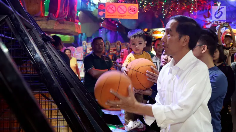 PHOTO: Begini Serunya Ketika Presiden Jokowi Bermain Basket Bersama Cucu