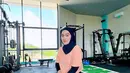 Aneka barbel mulai dari ringan dan berat sudah jadi teman Ririe Fairus saa berada di fitness center. Ia juga kera memamerkan outfit sporty lewat laman Instagram pribadinya. (Liputan6.com/IG/@ririe_fairus).