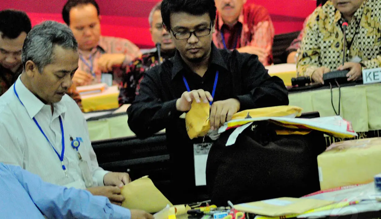 Petugas membuka berkas yang berisi surat suara hasil pemungutan suara di luar negeri di gedung Komisi Pemilihan Umum, Jakarta, Kamis (17/7/14) (Liputan6.com/Faizal Fanani)