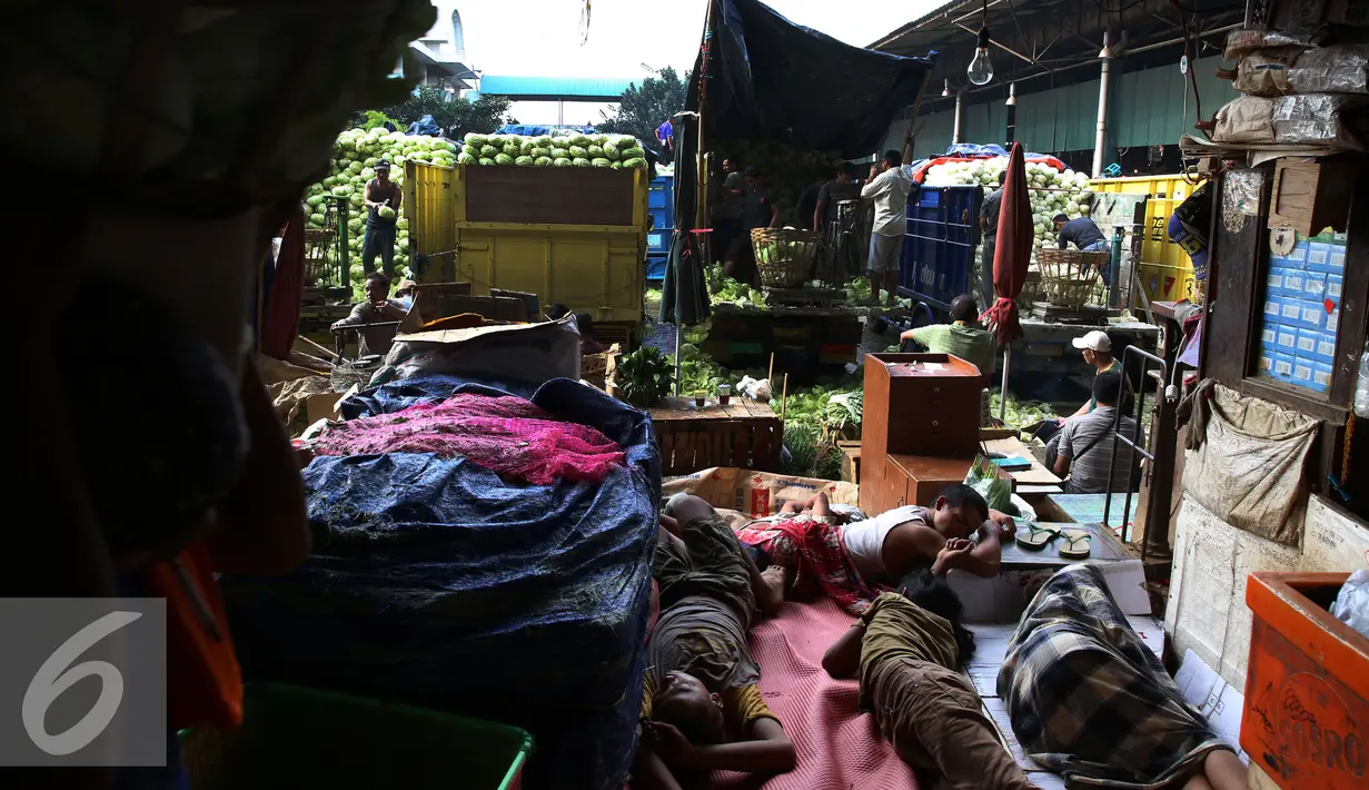 Sejumlah buruh tertidur diantara sayur mayur di kawasan Pasar Induk Kramat Jati, Jakarta, Sabtu (14/01). Sempitnya lapangan pekerjaan dan pendidikan yang minim membuat mereka nekat untuk mengadu nasib sebagai buruh angkut. (Liputan6.com/JohanTallo)