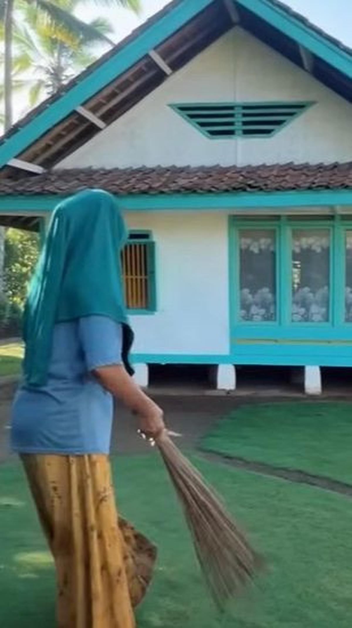 "Setiap hari disapu," jawab salah satu ibu-ibu.<br>
