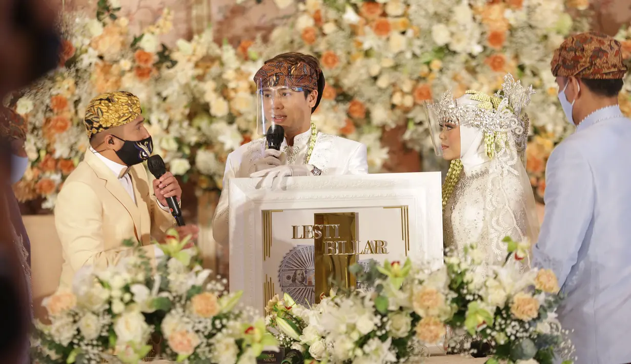 Perbedaan mahar saat nikah siri dan proses ijab kabul yang dilangsungkan pada 19 Agustus 2021 lalu terbilang sangat kontras. (Budy Santoso/Kapanlagi.com)