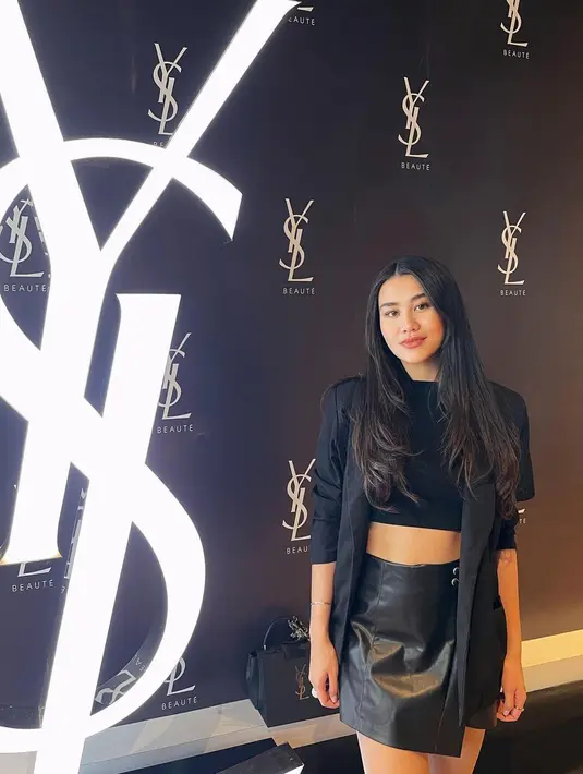 Black on black never fails! Agar makin kece, Aaliyah memadukannya dengan leather mini skirt