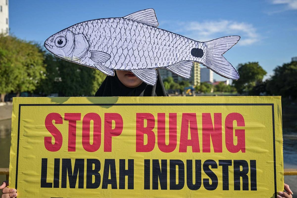 FOTO: Aktivis Ecoton Serukan Sungai Bersih pada Hari Lingkungan Hidup Sedunia