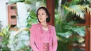 Maudy Ayunda terlihat anggun dibalut kebaya pink keunguan. Kebayanya dipadu padankan dengan kain batik bernuansa kehitama dan corset batik merah, selendang pink polos, dan handbag yang serasi. [Foto: Instagram/maudyayunda]