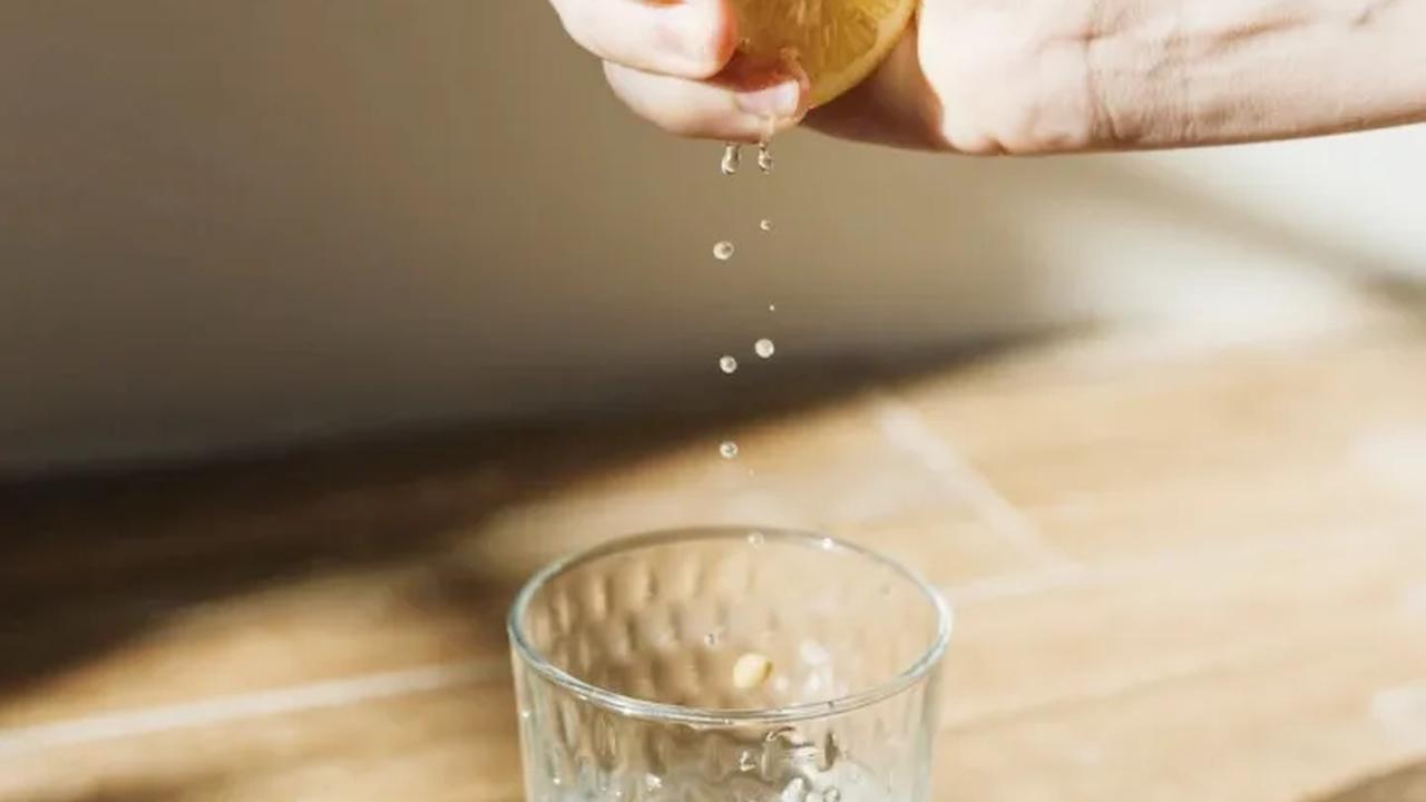 2. Rendam di Dalam Larutan Lemon atau Jeruk Nipis