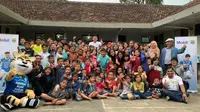 Pemain Persib Bandung, Fabiano Beltrame (belakang, kaus putih), berfoto bersama anak yatim piatu di SOS Children Village Lembang, Bandung, Sabtu (1/6/2019). (Bola.com/Erwin Snaz)