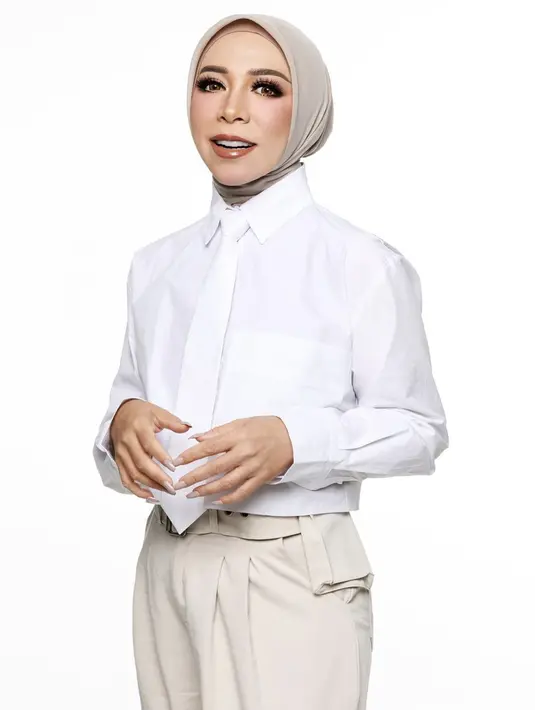 Kali ini, ia tampil dengan kemeja putih dan celana khaki. Elemen seru yang berhasil ditampilkan terlihat pada dasi putih yang hadirkan sentuhan maskulin. [Foto: Instagram/ Melly Goeslaw]