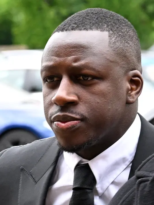 <p>Bek Manchester City, Benjamin Mendy tiba untuk sidang pra-persidangan di Pengadilan Chester Crown untuk sidang pra-persidangan di Chester, Inggris (23/5/2022). Mendy, yang telah didakwa dengan tujuh tuduhan pemerkosaan, dibebaskan dengan jaminan bulan lalu dengan persyaratan "ketat", termasuk penyerahan paspornya. (AFP/Paul Ellis)</p>