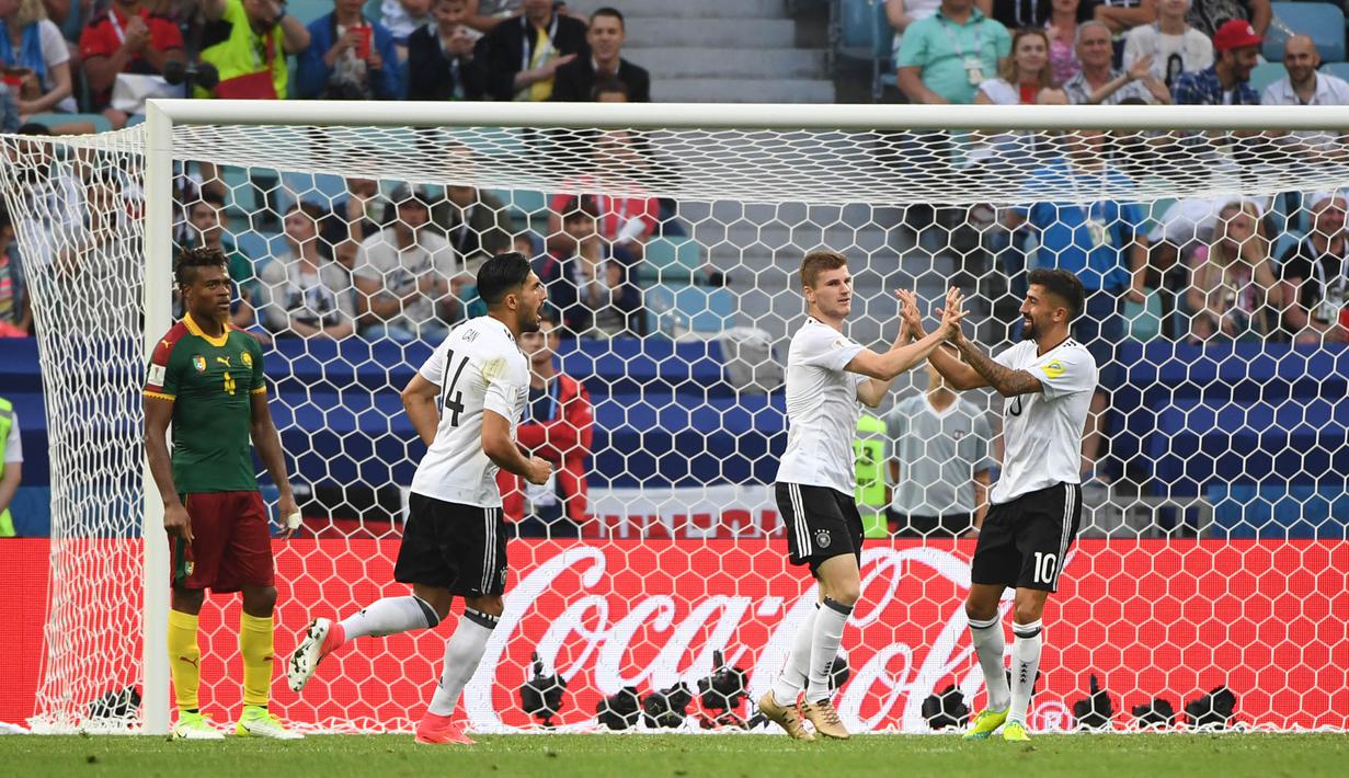 Para pemain Jerman merayakan gol yang dicetak oleh striker Jerman, Timo Werner pada laga Grup B Piala Konfederasi 2017, di Stadion Fisht Olympic, Sochi, Minggu (25/6/2017). Jerman menang 3-1 atas Kamerun. (AFP/ Patrik Stollarz)