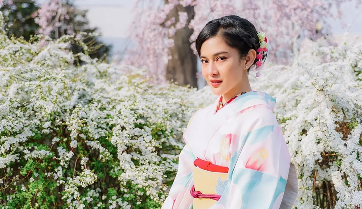 Dian Sastrowardoyo tampil cantik dan anggun saat mengenakan kimono bermotif floral yang feminin. Tak perlu tampil dengan makeup berlebihan, kecantikan Dian Sastro terlihat saat dirinya memilih makeup yang simpel saat mengenakan kimono.(Liputan6.com/IG/@therealdisastr)