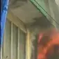 Kebakaran melanda Pasar Johar, Semarang, Jawa Tengah. Sementara itu, belajar membatik bisa dilakukan sambil menunggu waktu berbuka puasa.
