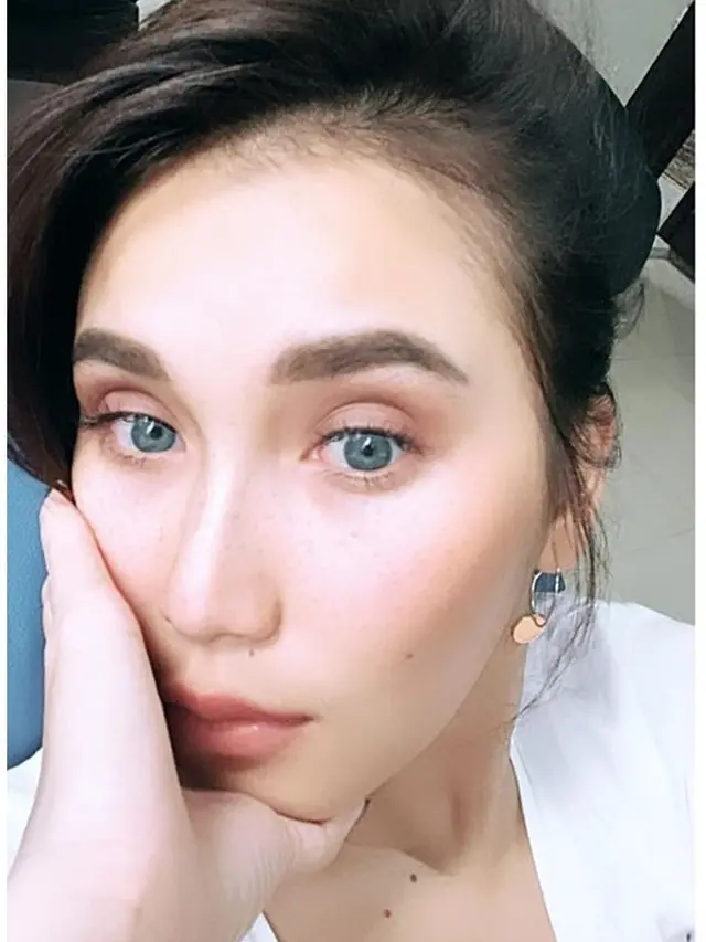 6 Potret Ayu Ting Ting dengan Mata Biru, Disebut Mirip Cewek Turki